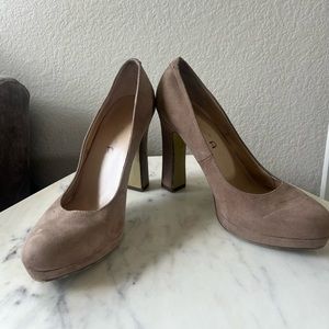 UNISA suede round toe platform pump